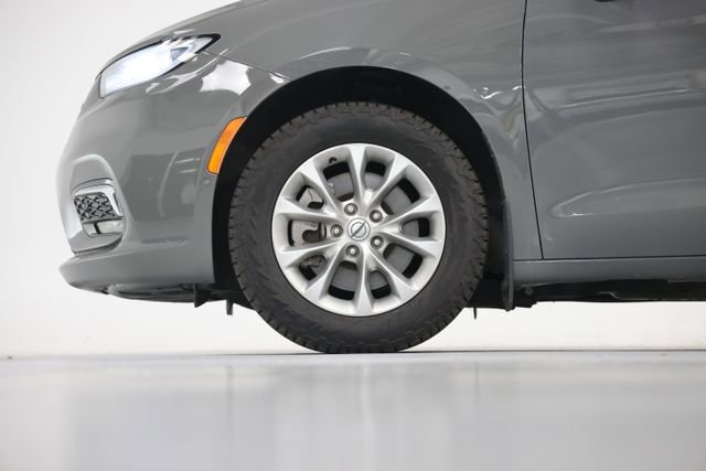 Used 2023 Chrysler Pacifica Touring-L AWD/4WD image 9