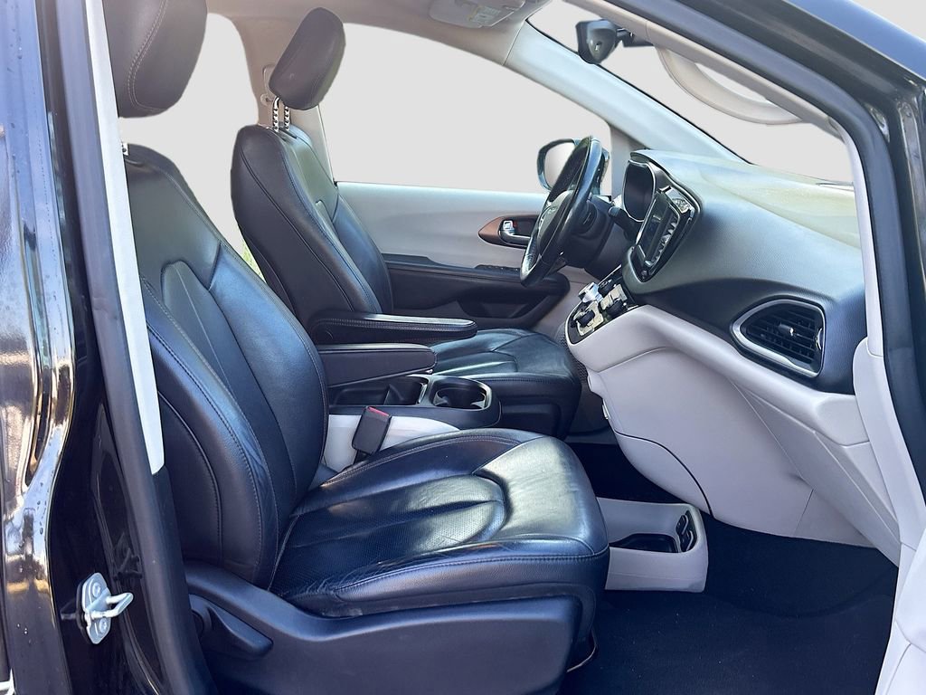 Used 2019 Chrysler Pacifica Touring-L image 25