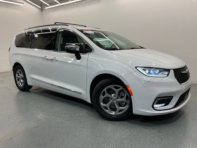 Used 2023 Chrysler Pacifica Limited FWD image 2