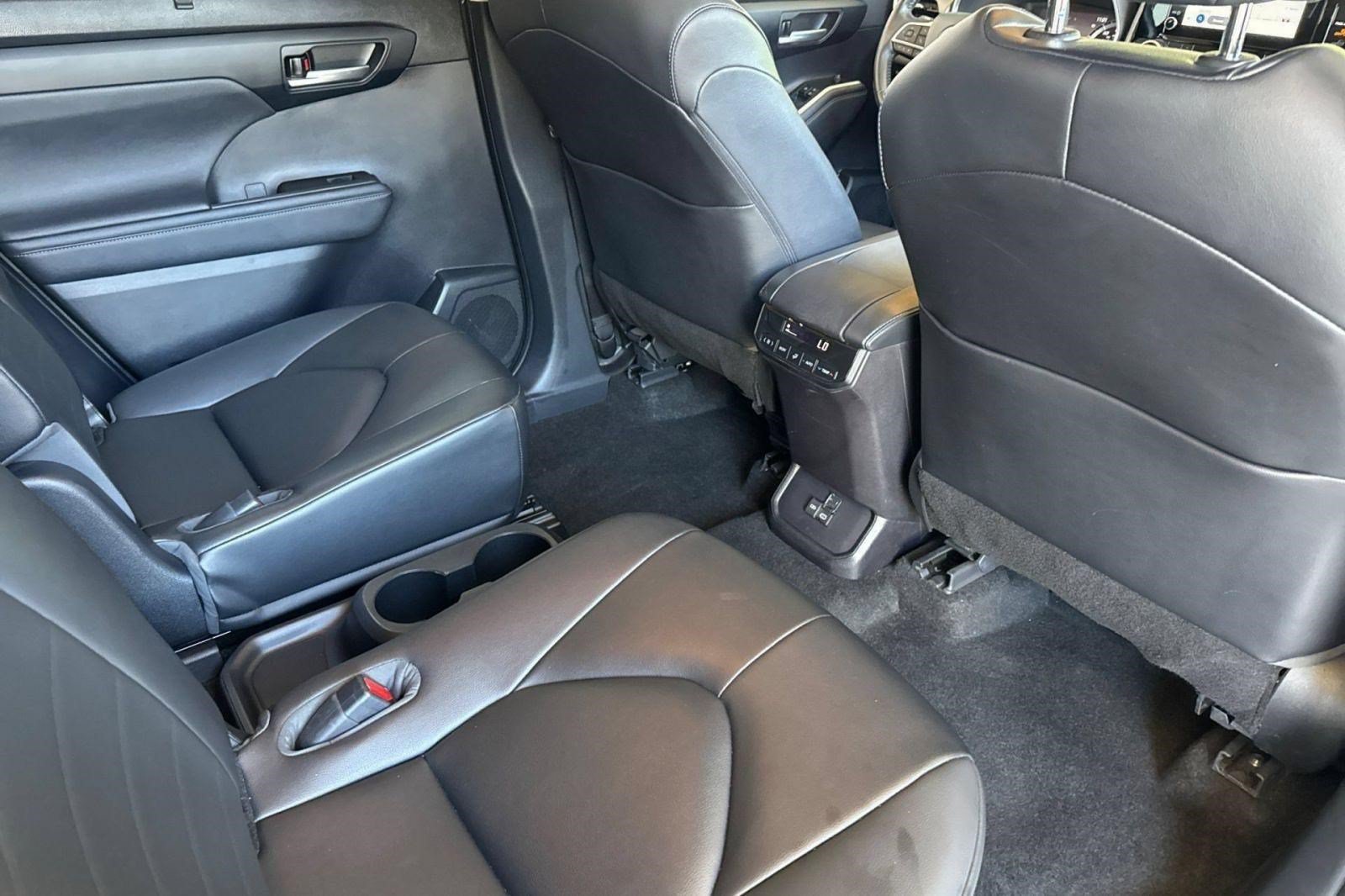 Used 2023 Toyota Highlander XLE FWD image 35