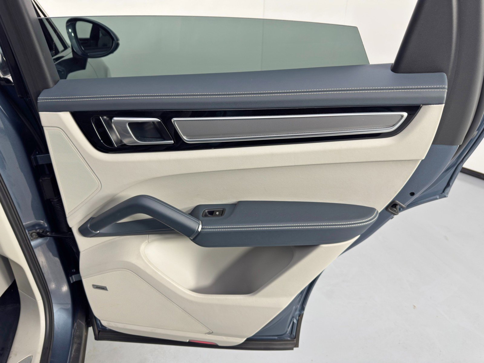 Used 2020 Porsche Cayenne S w/ Premium Package image 49