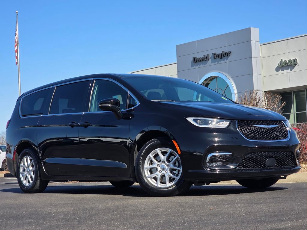 Used 2025 Chrysler Pacifica Select image 33