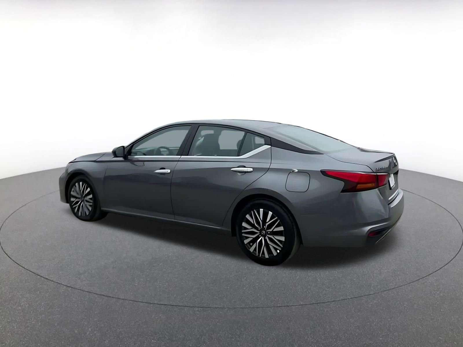 Used 2025 Nissan Altima 2.5 SV image 10