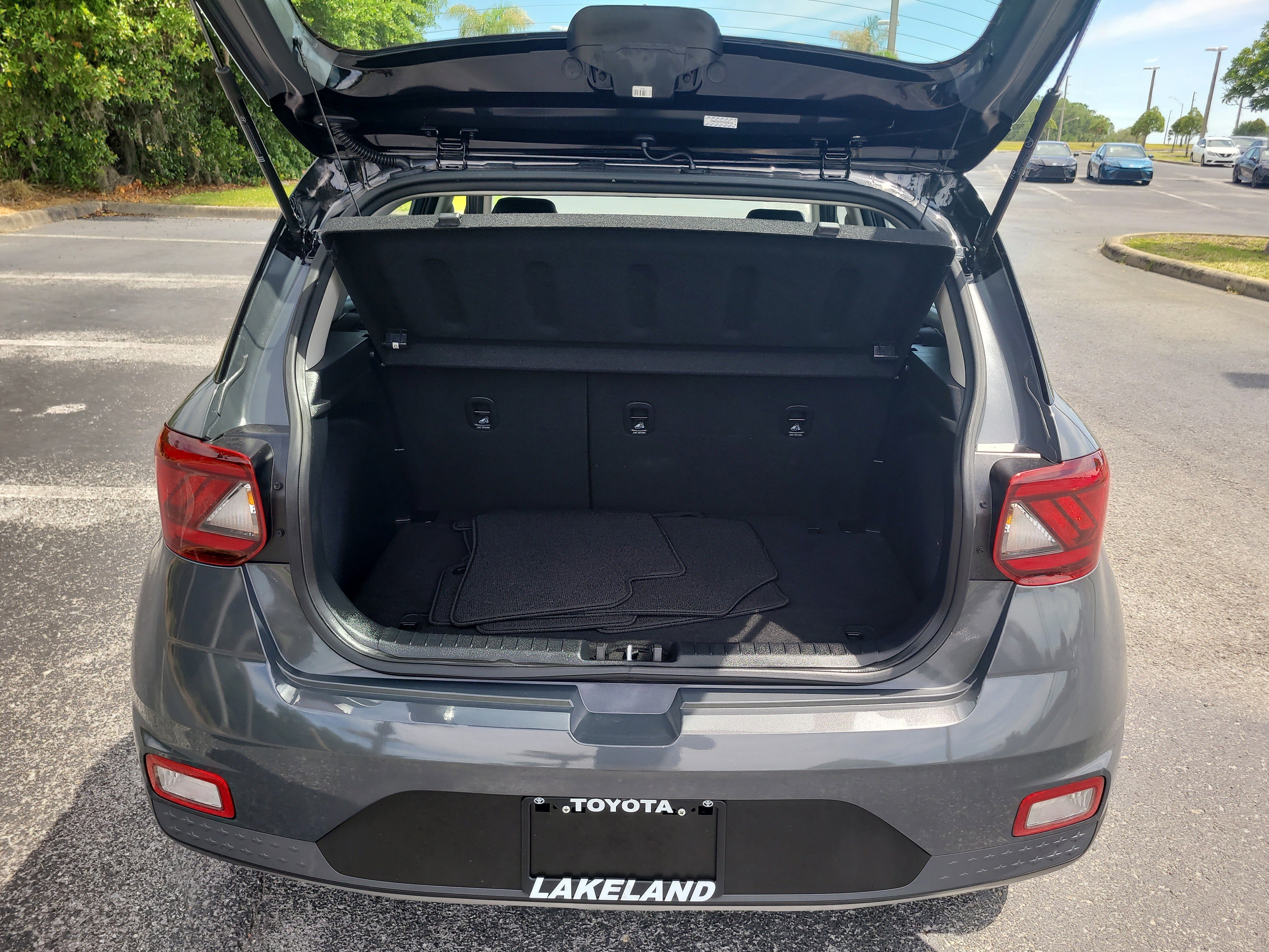 Used 2023 Hyundai Venue Limited FWD image 11