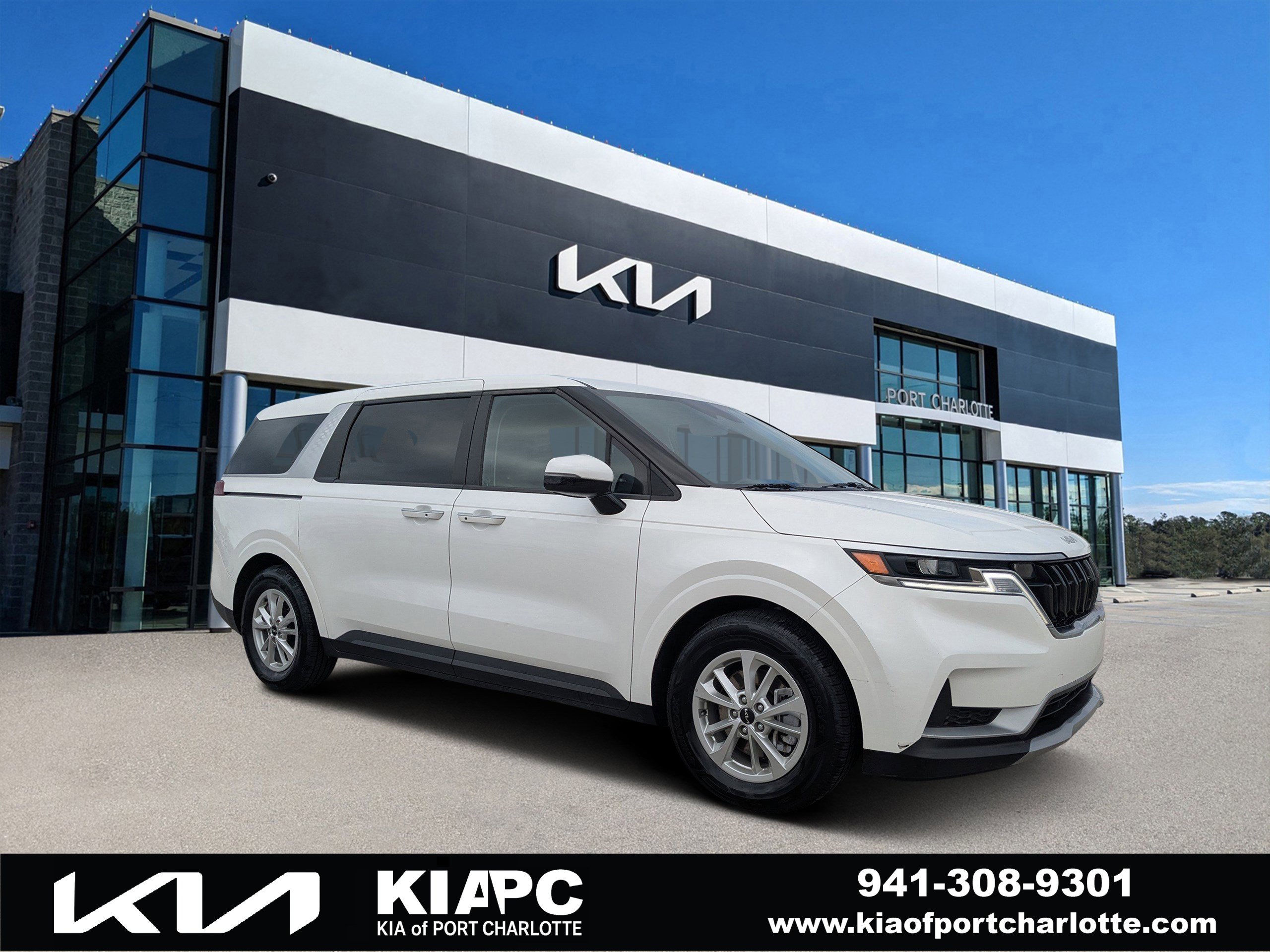 Used 2024 Kia Carnival LX image 1