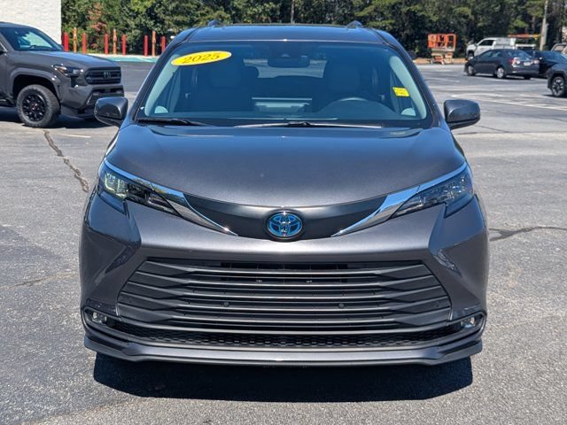 Used 2025 Toyota Sienna XLE FWD image 2