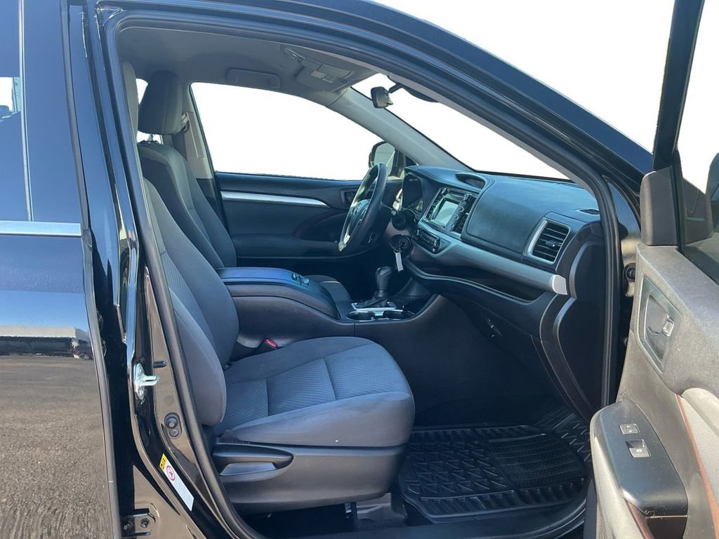 Used 2019 Toyota Highlander LE FWD image 22