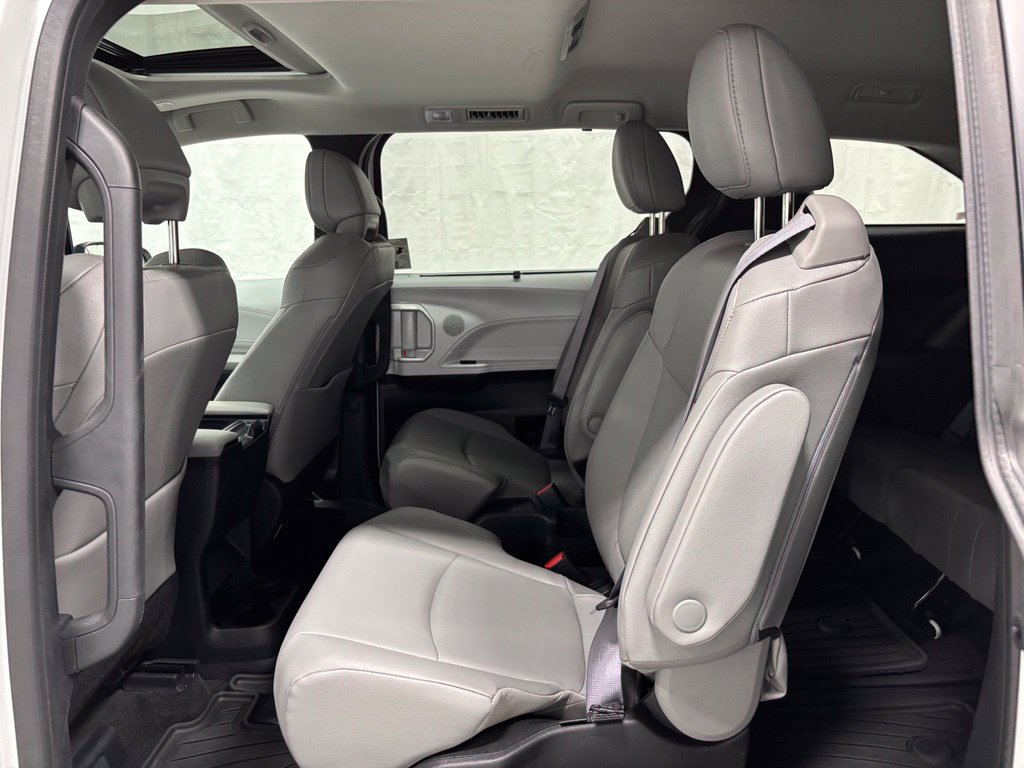 Used 2025 Toyota Sienna XLE AWD/4WD image 45