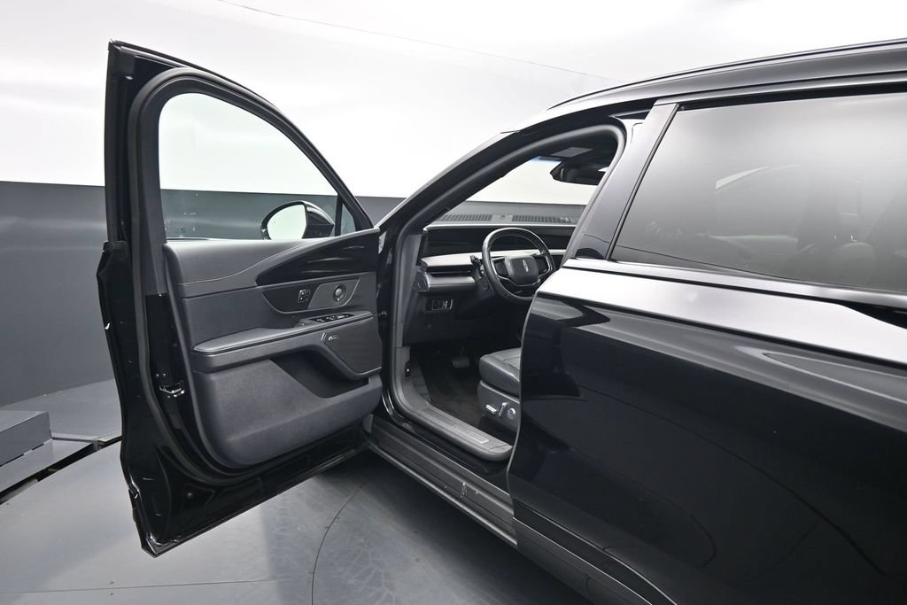 Used 2024 Lincoln Nautilus Reserve w/ Equipment Group 202A AWD/4WD image 8