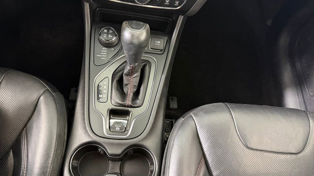 Used 2019 Jeep Cherokee Trailhawk AWD/4WD image 27