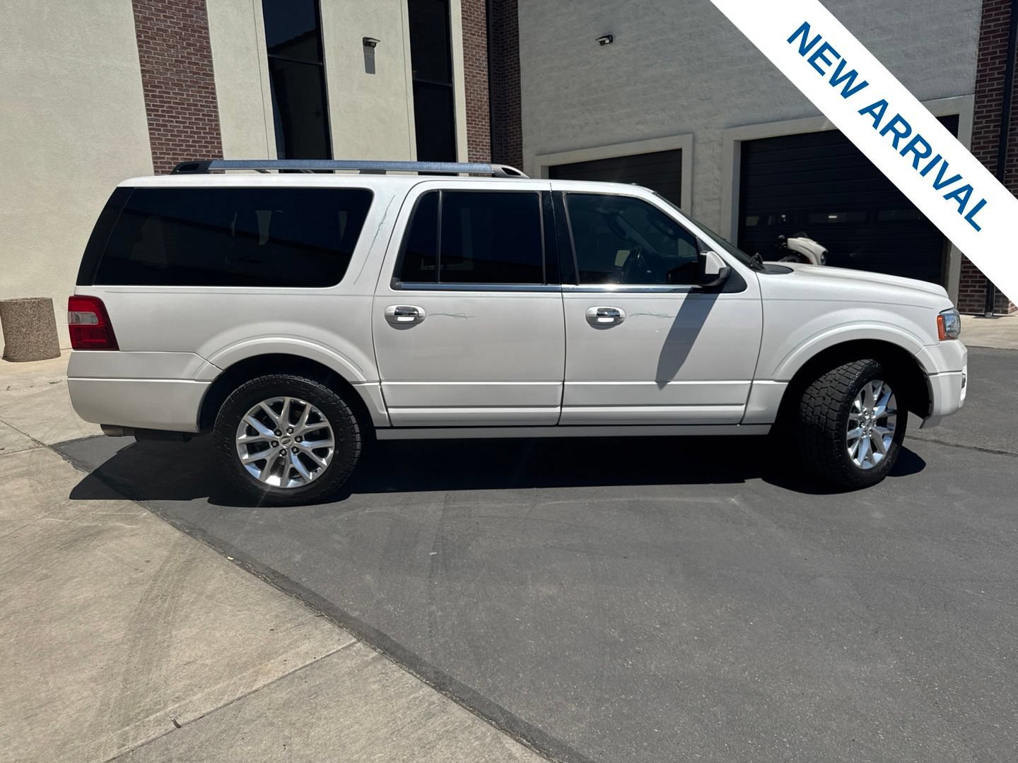 Used 2017 Ford Expedition EL Limited w/ Equipment Group 301A AWD/4WD image 8