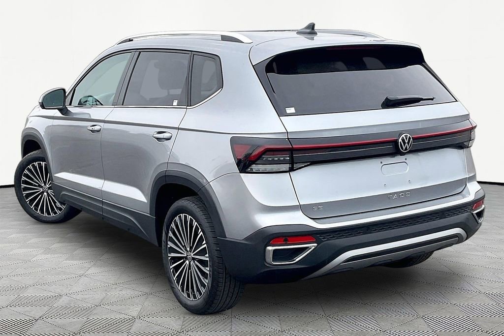 Used 2025 Volkswagen Taos SE image 4