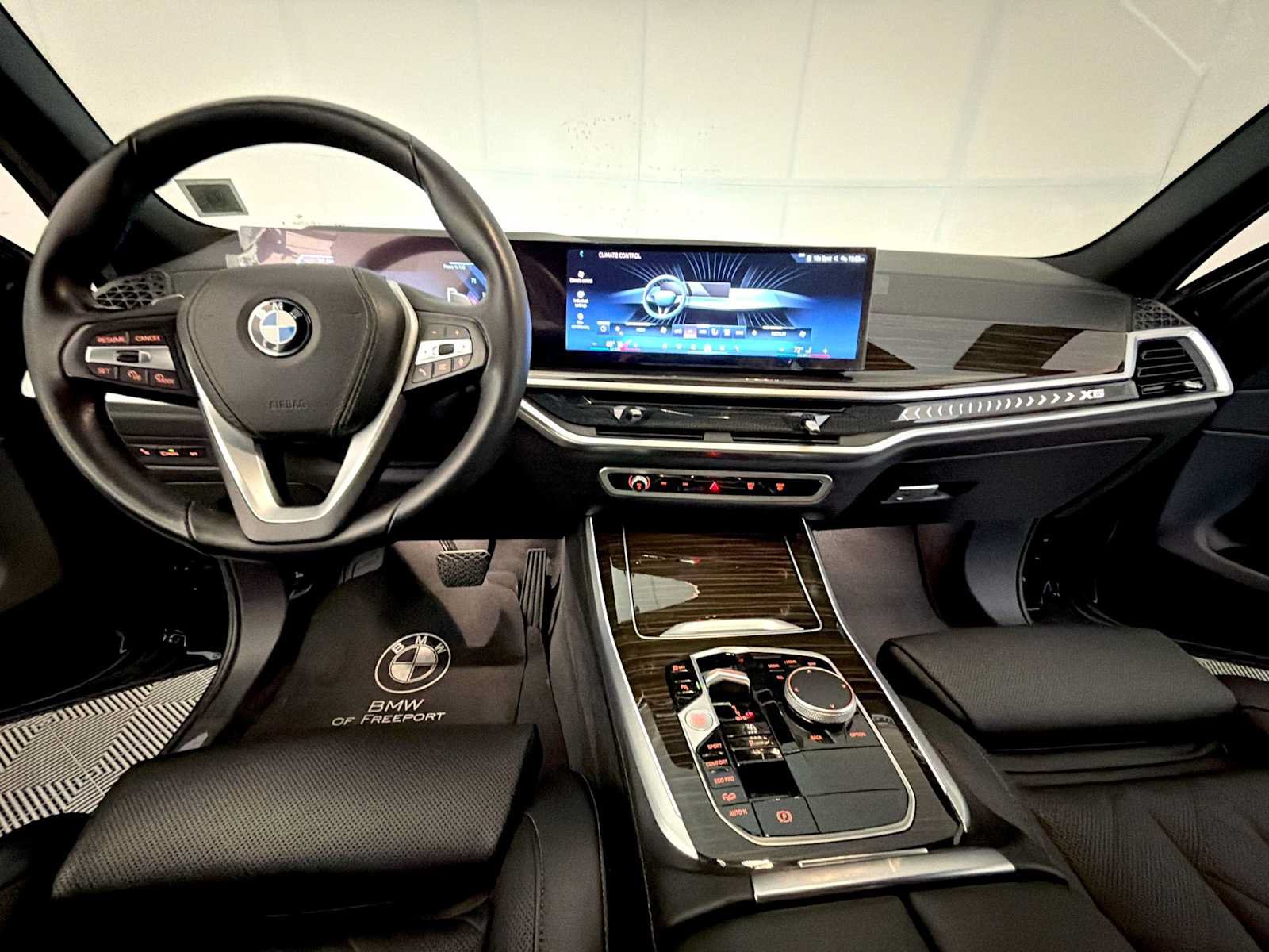 Used 2024 BMW X5 xDrive40i w/ Parking Assistance Package AWD/4WD image 17