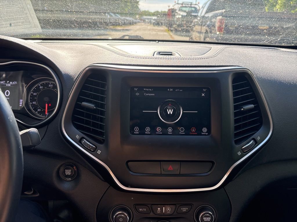 Used 2019 Jeep Cherokee Latitude Plus w/ Comfort/Convenience Group FWD image 18