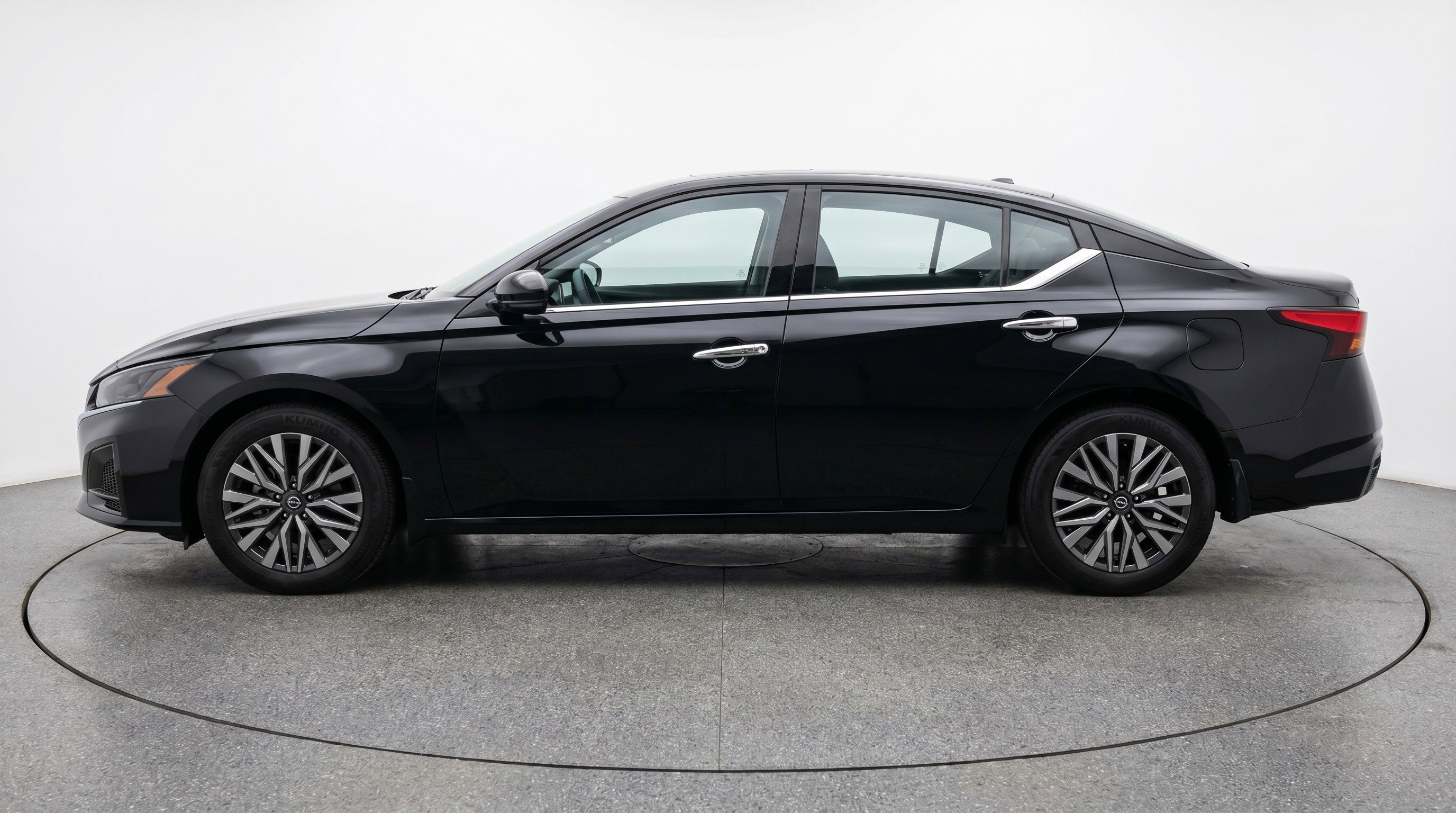 Used 2025 Nissan Altima 2.5 SV FWD image 5