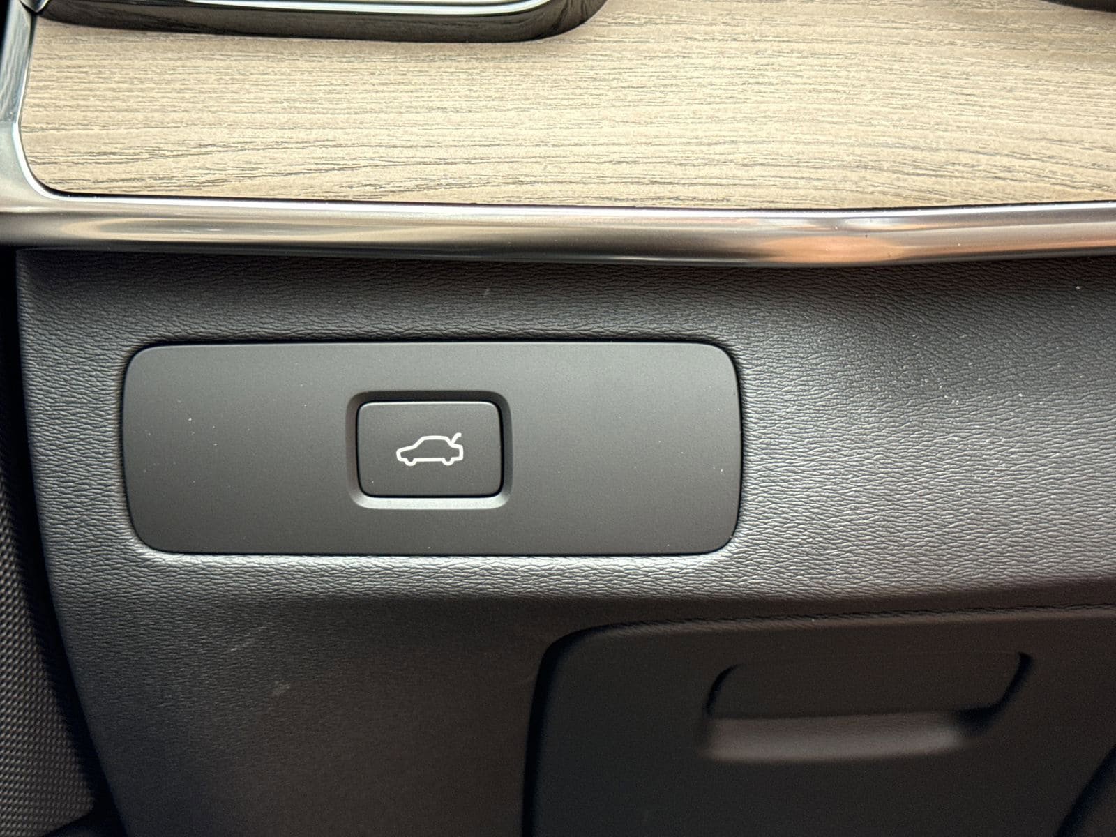 New 2026 Volvo XC90 B6 Plus w/ Protection Package Premier image 22