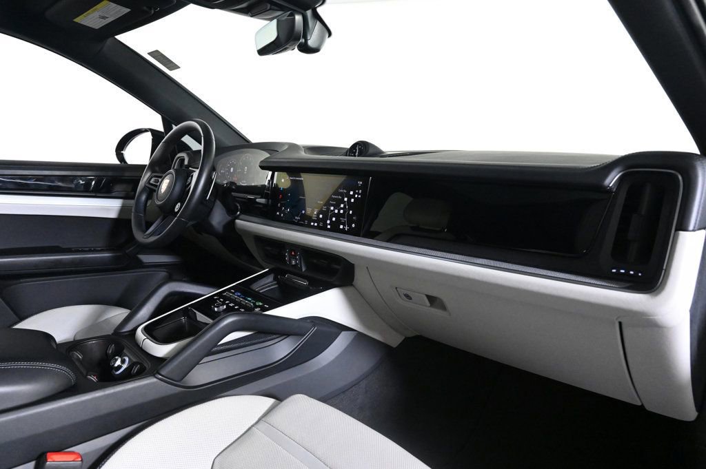 Certified 2025 Porsche Cayenne Coupe image 17