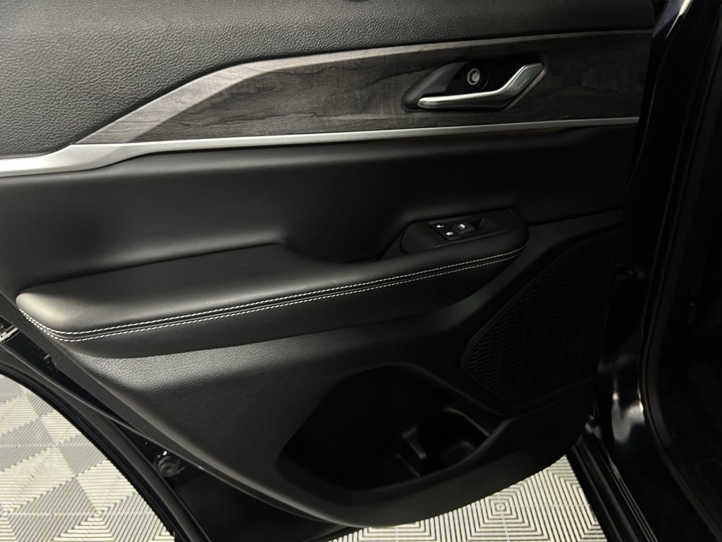 Used 2024 Jeep Grand Cherokee Limited w/ Luxury Tech Group II image 28