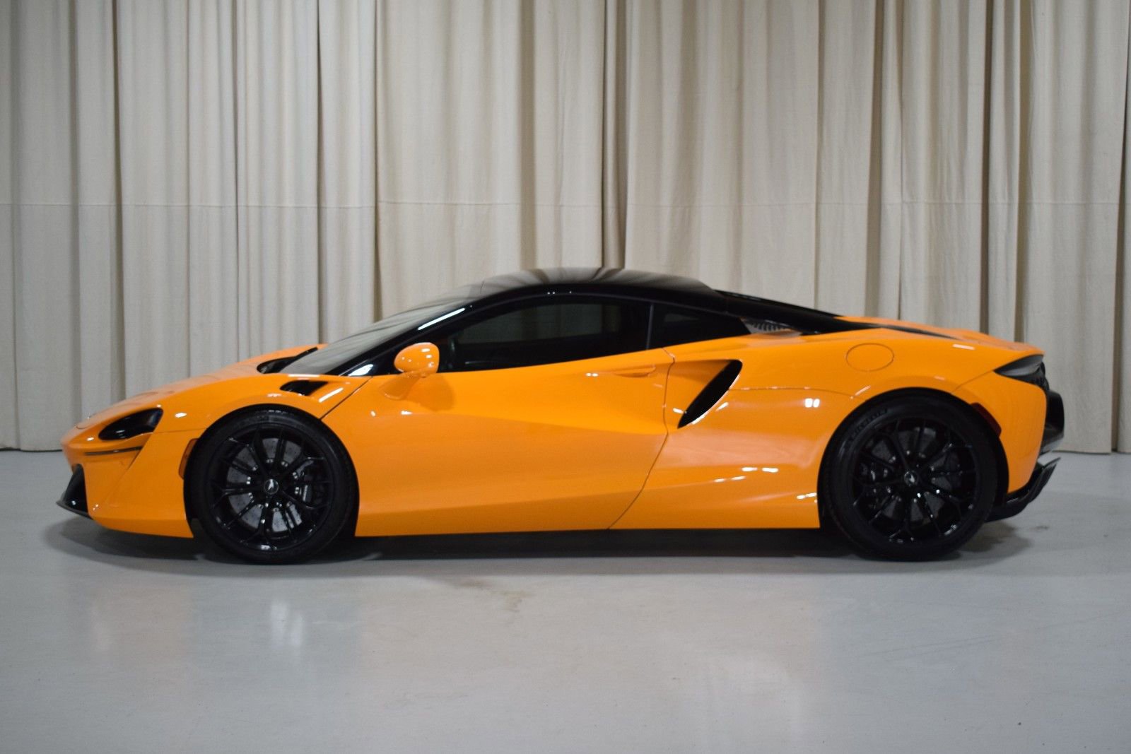 Used 2024 McLaren Artura image 4