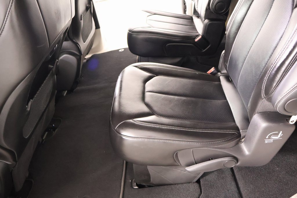 Used 2024 Chrysler Pacifica Touring-L image 12