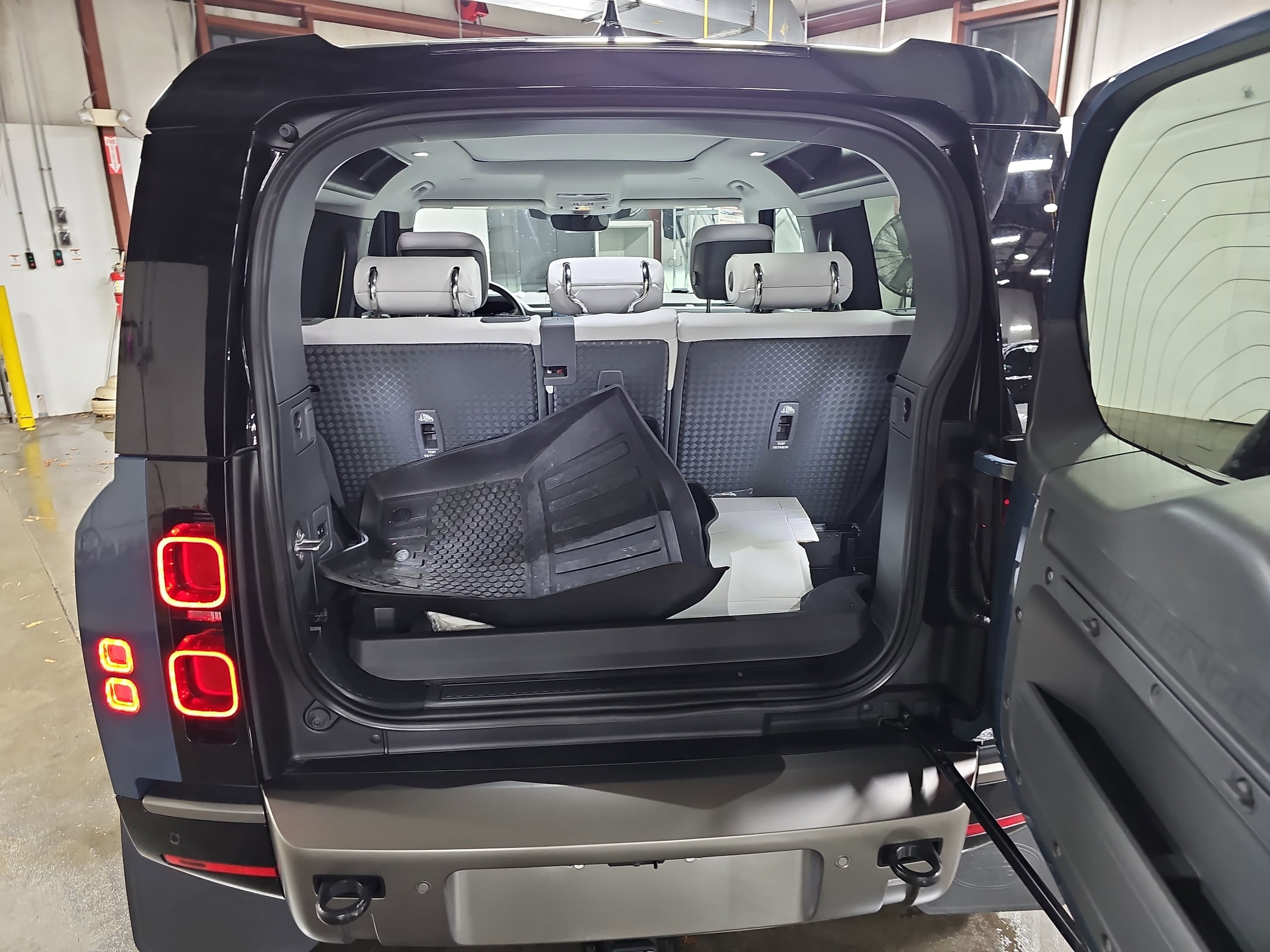 Used 2025 Land Rover Defender 90 X-Dynamic SE image 14