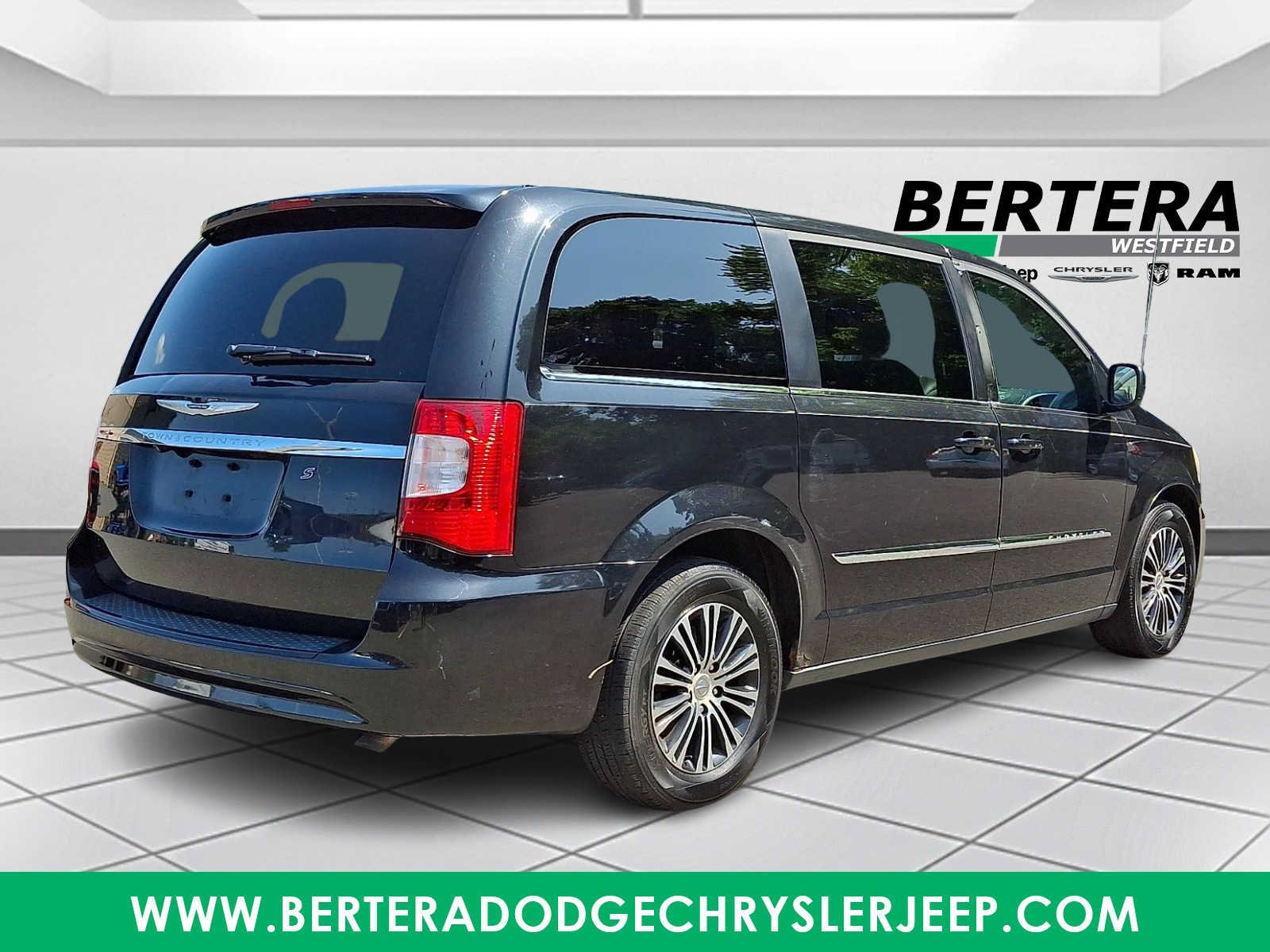 Used 2014 Chrysler Town & Country S FWD image 6