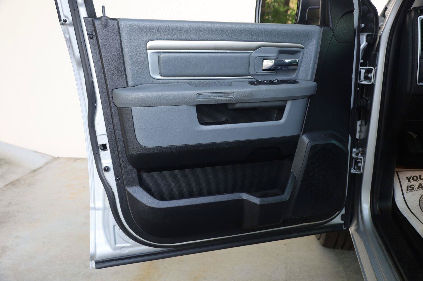 Used 2015 RAM 1500 Classic SLT RWD image 13