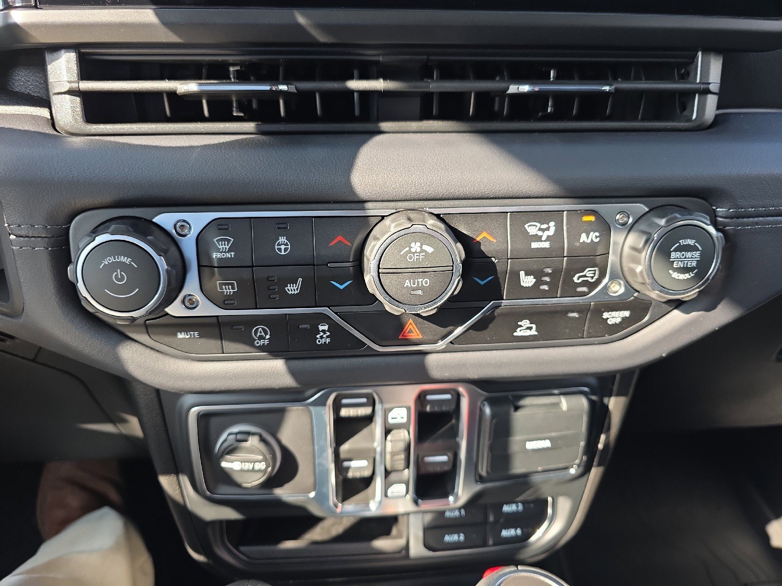 New 2026 Jeep Wrangler Unlimited Sahara AWD/4WD image 25
