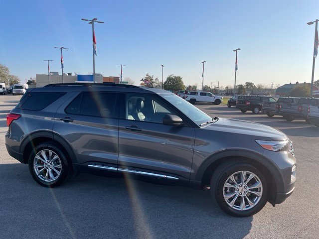 Used 2021 Ford Explorer XLT w/ Equipment Group 202A AWD/4WD image 2