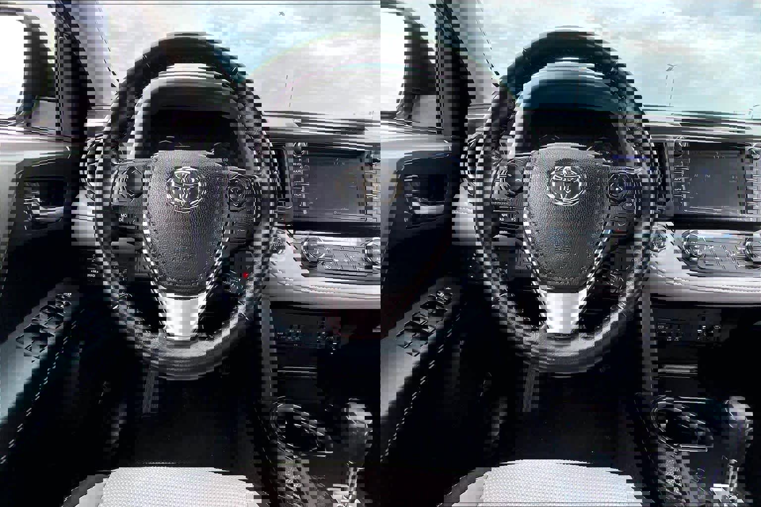 Used 2018 Toyota RAV4 XLE FWD image 6