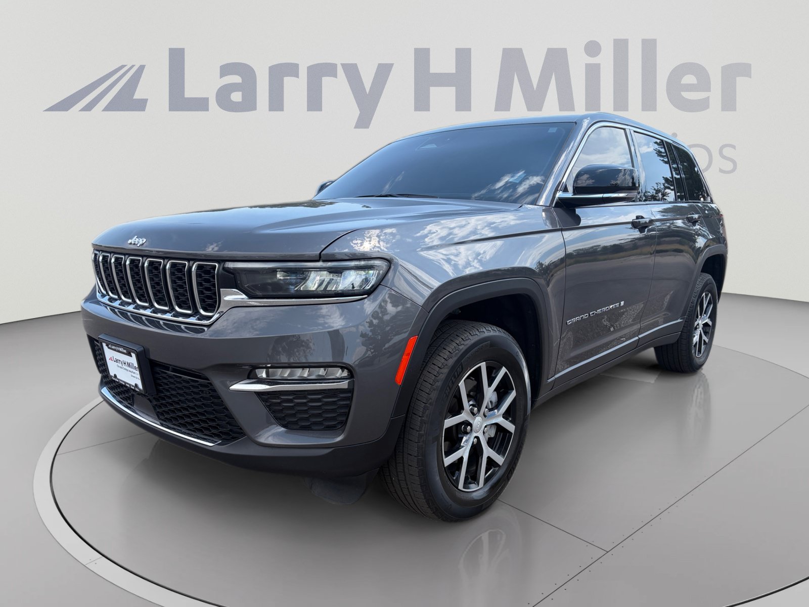 Used 2023 Jeep Grand Cherokee Limited AWD/4WD image 1