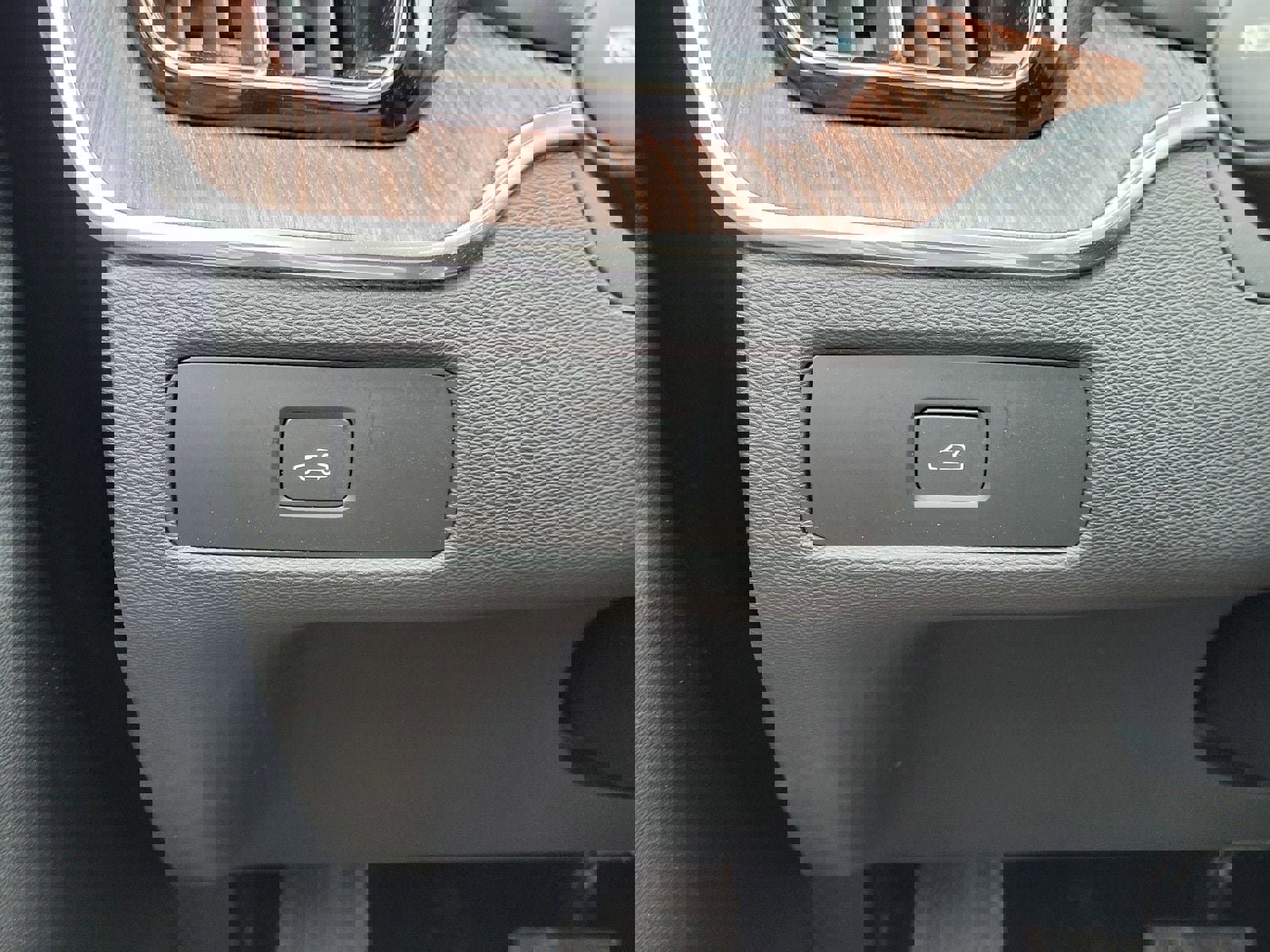 Certified 2023 Volvo XC60 B6 Ultimate w/ Protection Package Premier image 15