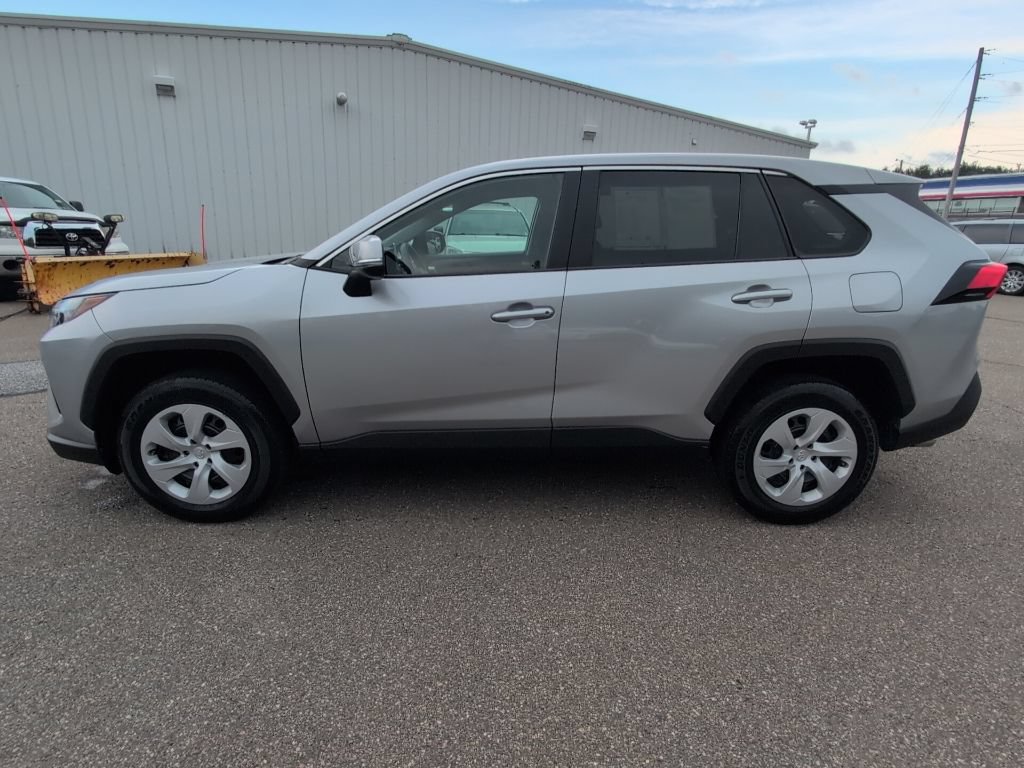 Used 2024 Toyota RAV4 LE AWD/4WD image 3