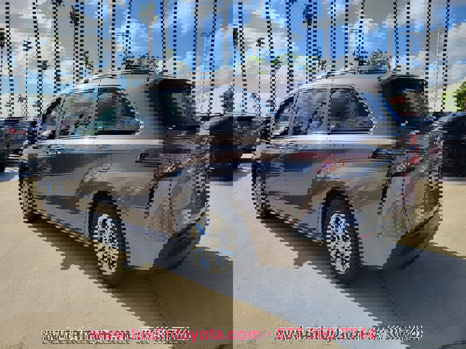 Certified 2023 Toyota Sienna XLE w/ XLE Plus Package FWD image 6