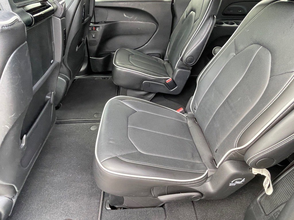 Used 2024 Chrysler Pacifica Limited w/ Uconnect Theater Family Group image 12