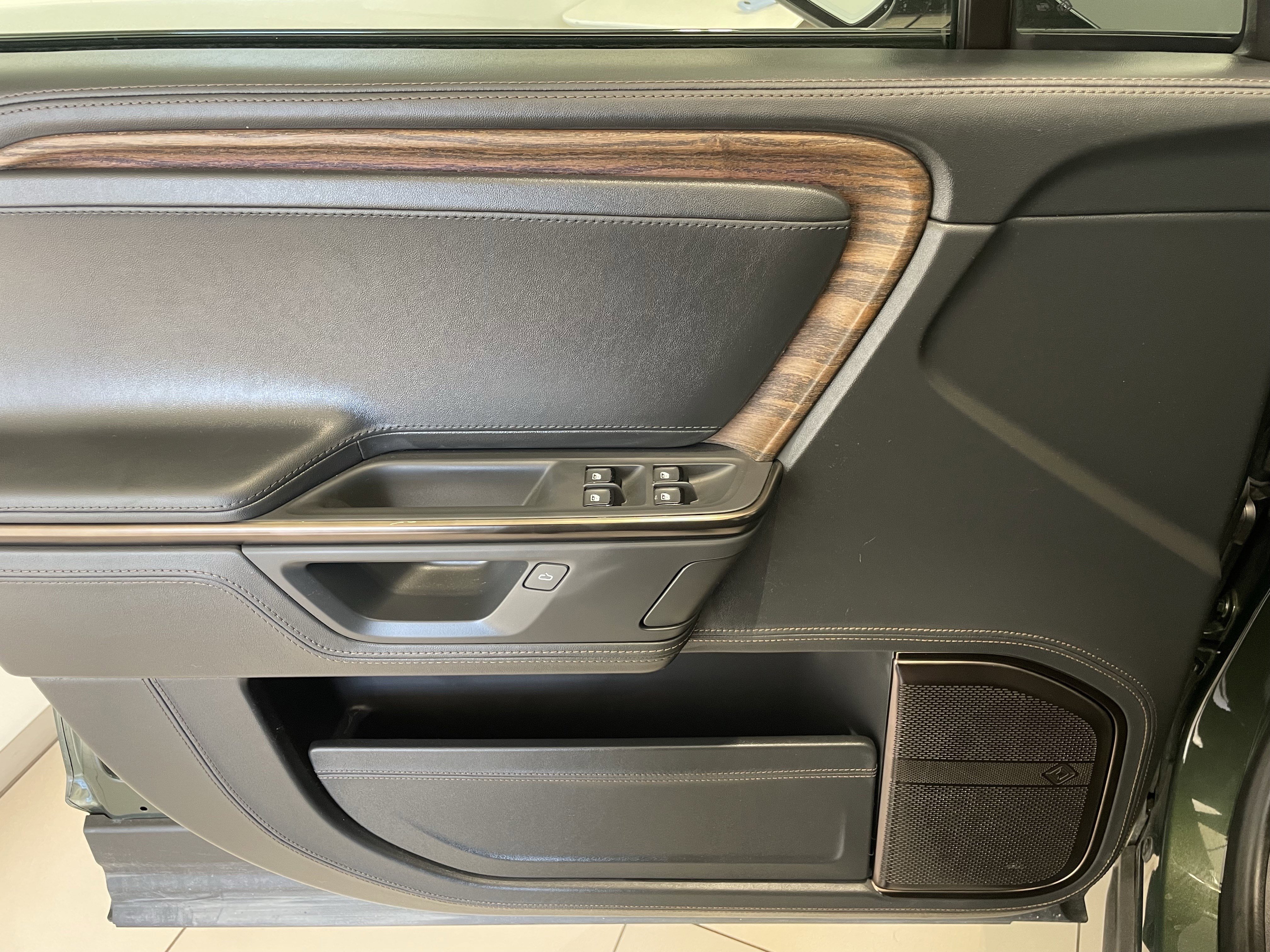 Used 2025 Rivian R1S Premium image 12