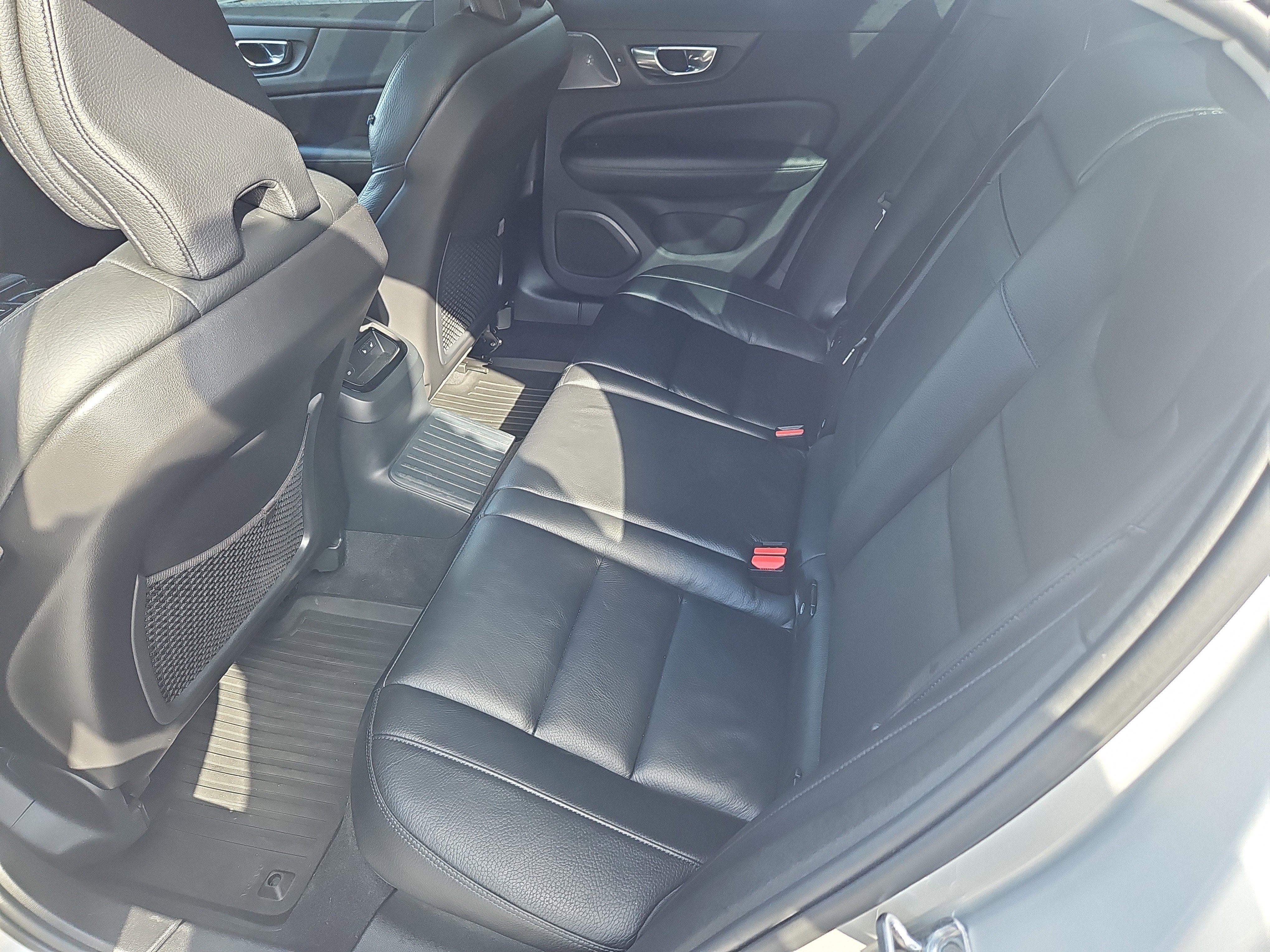 Used 2022 Volvo S60 T8 Inscription image 32