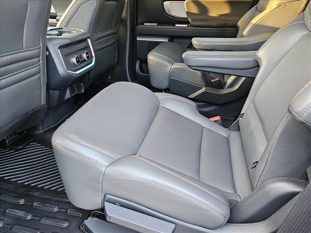 Used 2025 Ford Expedition Active RWD image 18