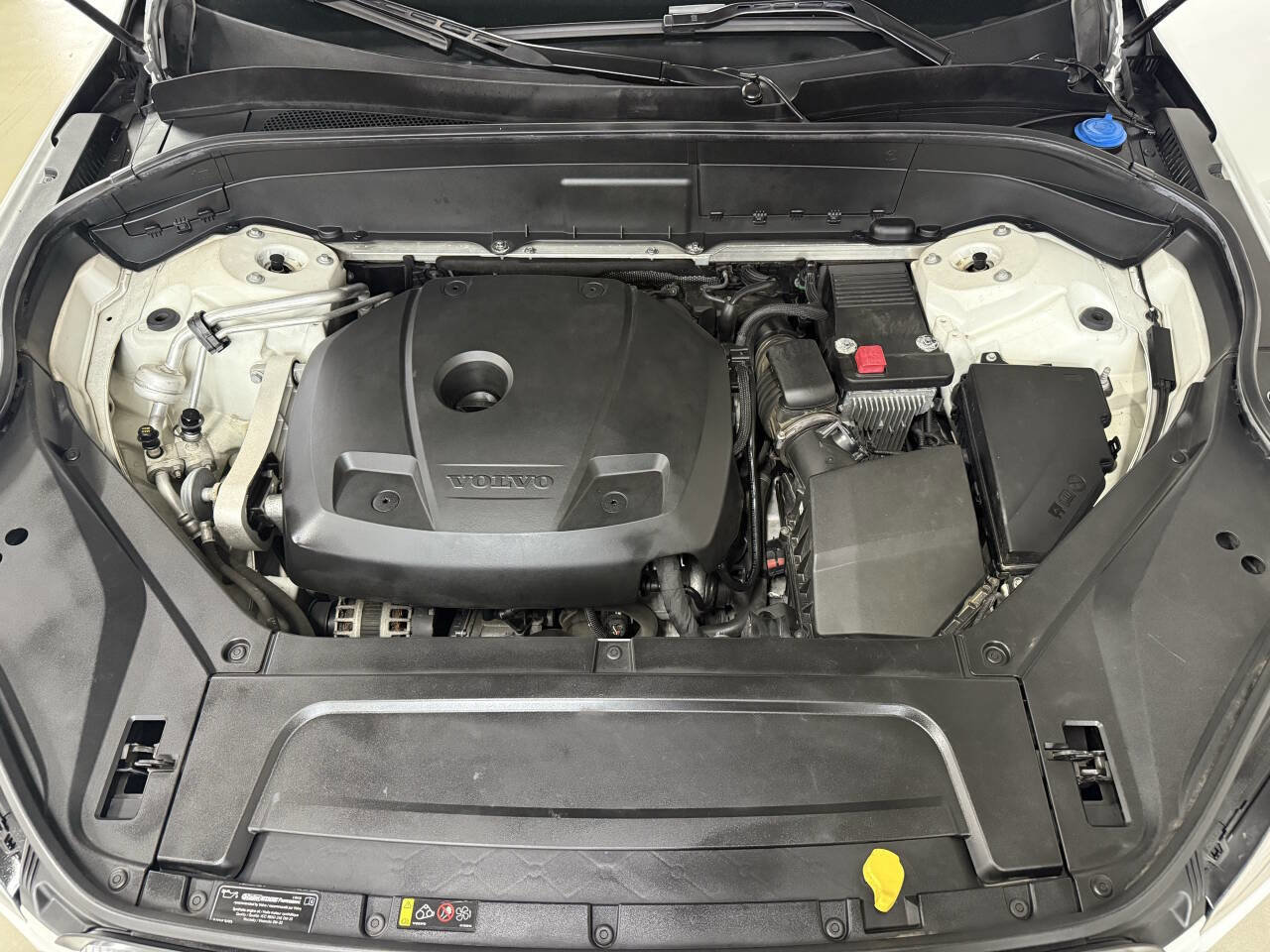 Used 2016 Volvo XC90 T6 Momentum w/ Momentum Plus Package image 7