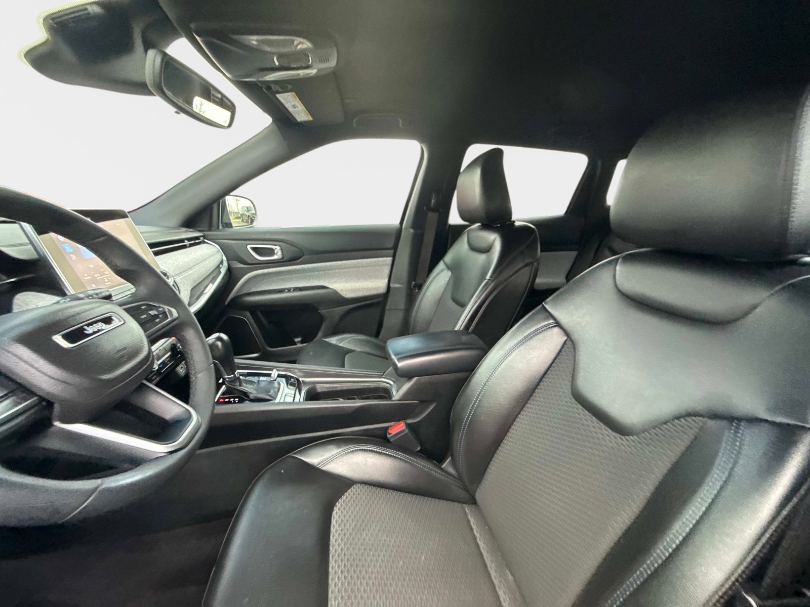 Used 2023 Jeep Compass Latitude image 22