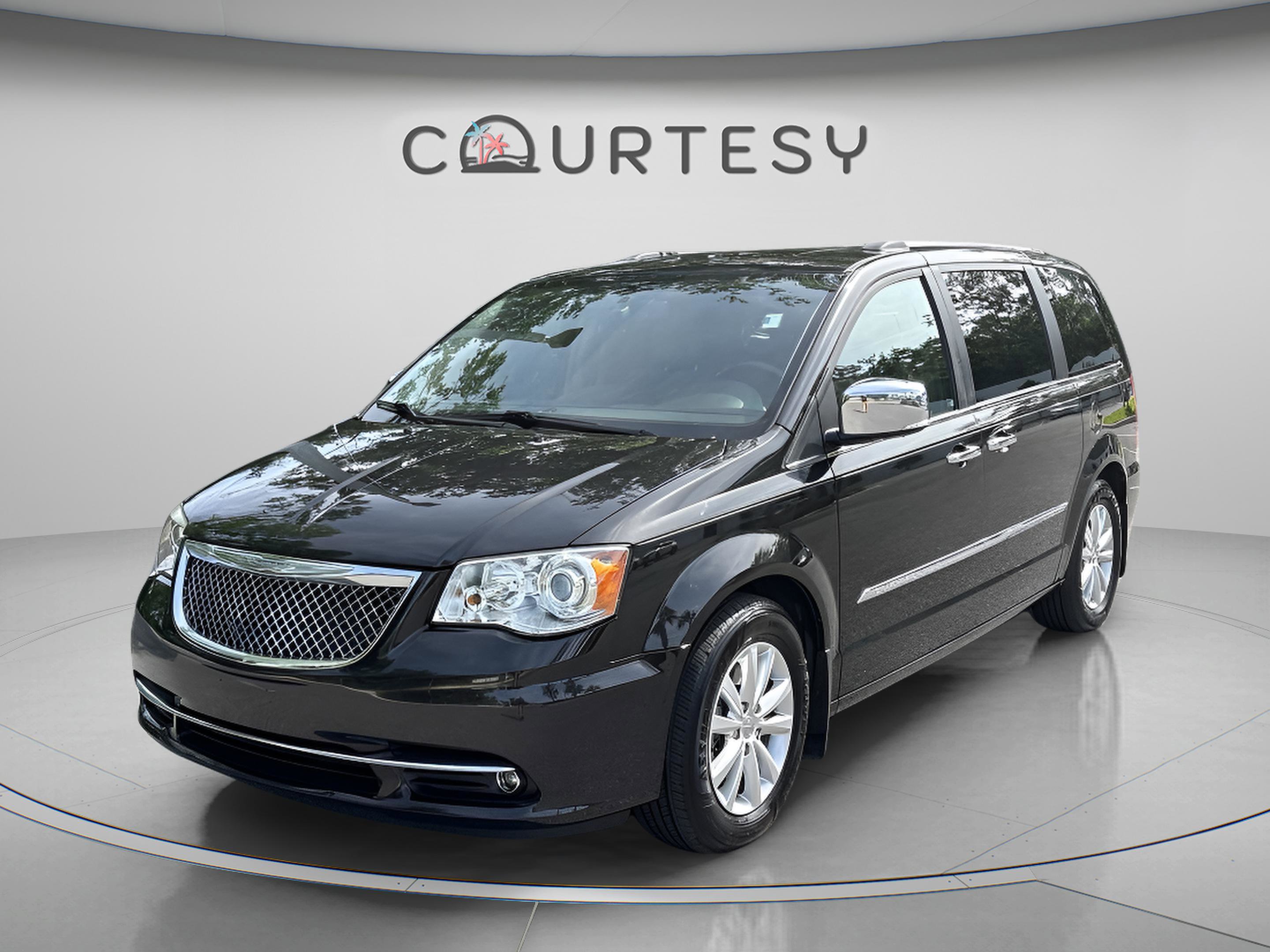 Used 2015 Chrysler Town & Country Limited Platinum FWD image 10