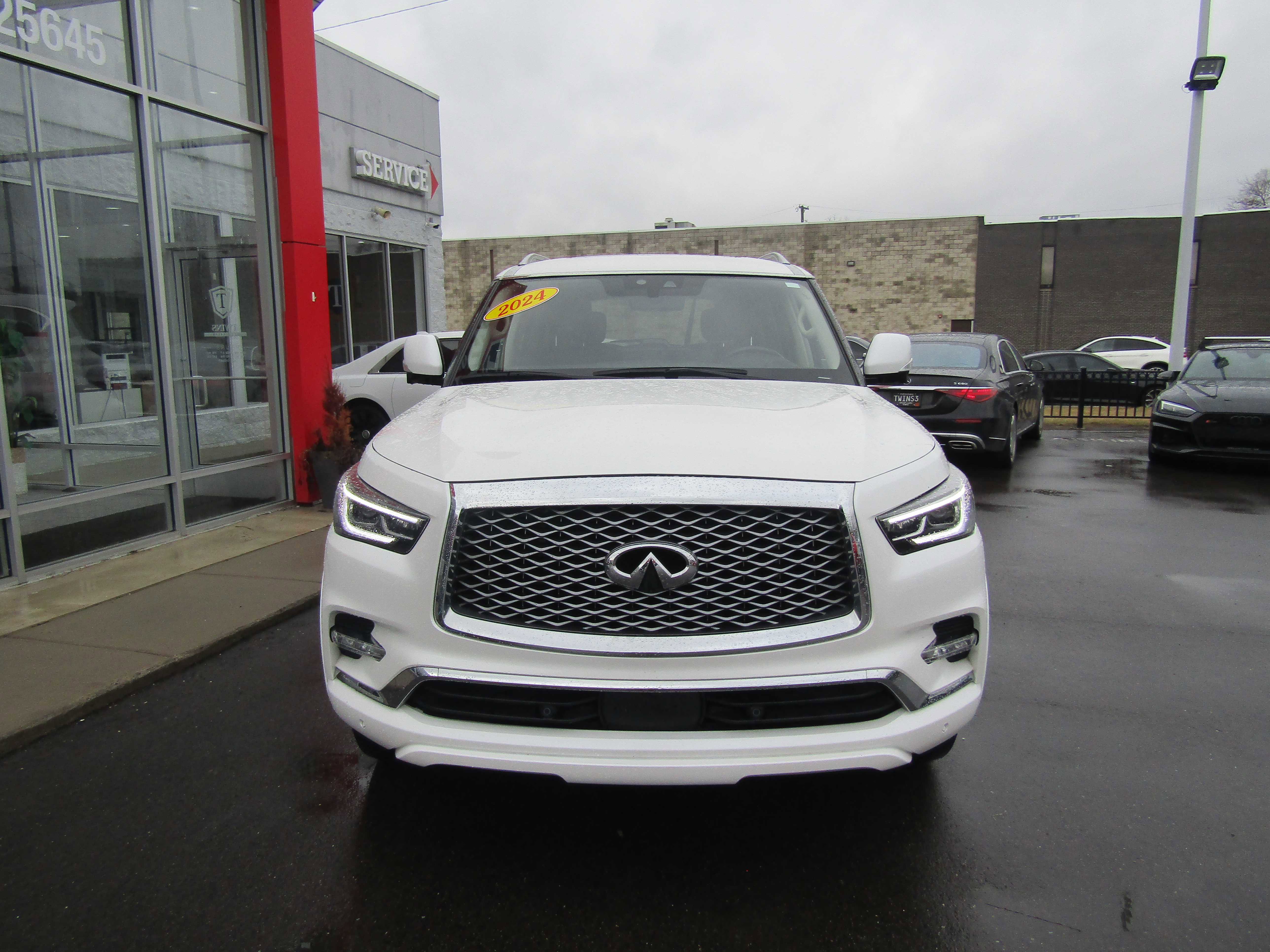Used 2024 INFINITI QX80 Luxe image 3