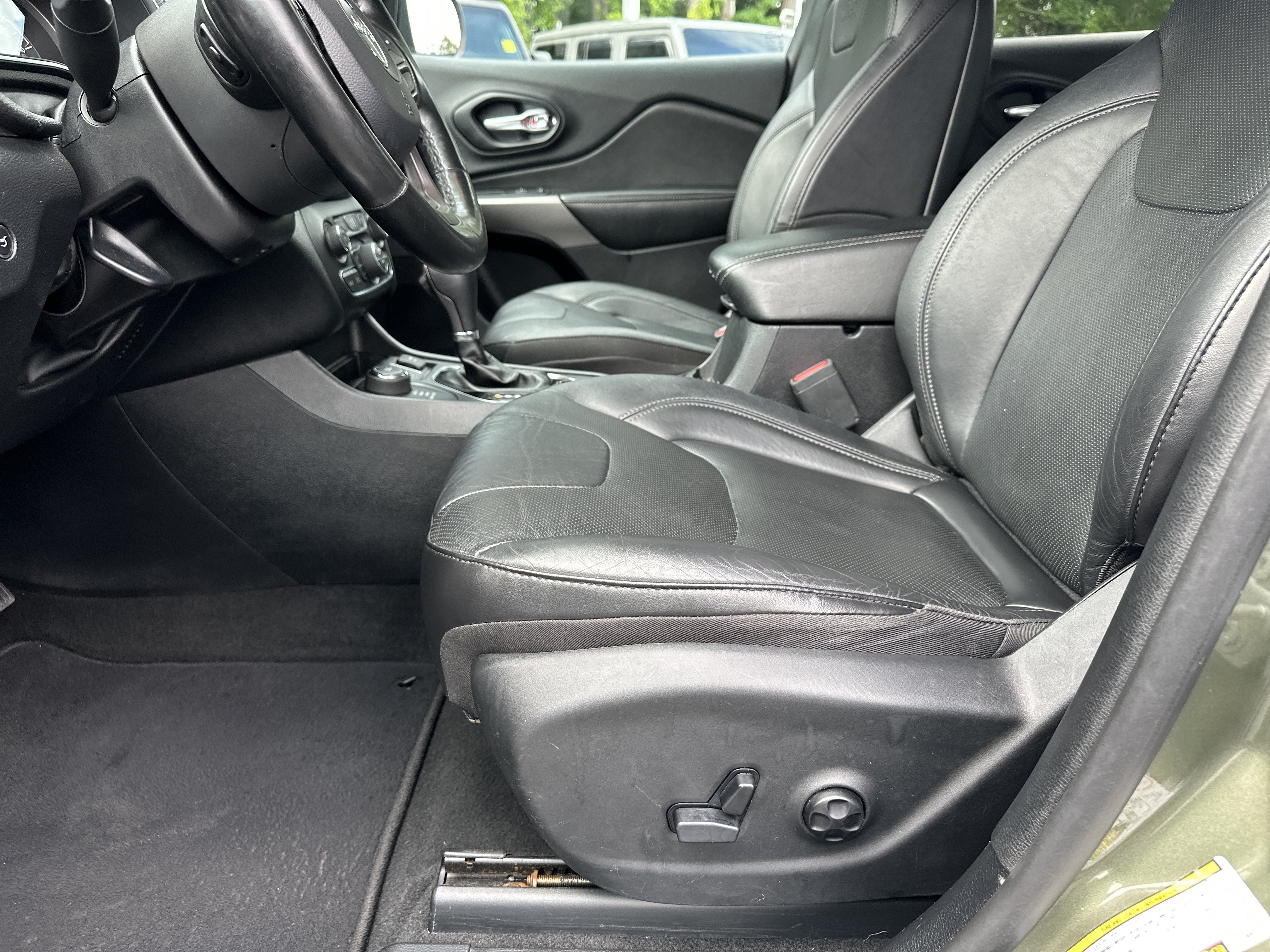 Used 2020 Jeep Cherokee Limited AWD/4WD image 11