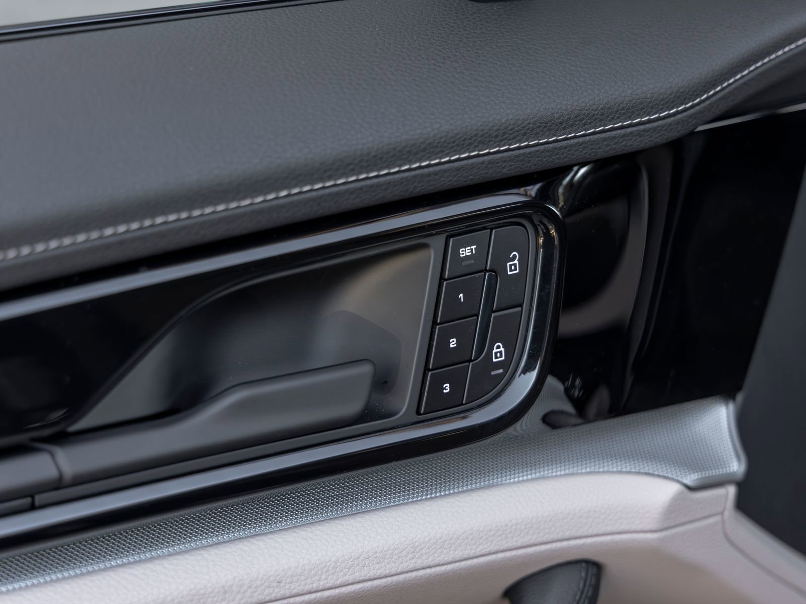 Certified 2025 Porsche Panamera RWD image 22