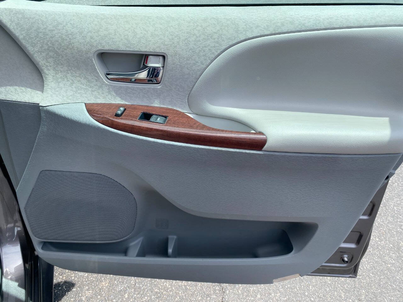 Used 2013 Toyota Sienna XLE FWD image 36