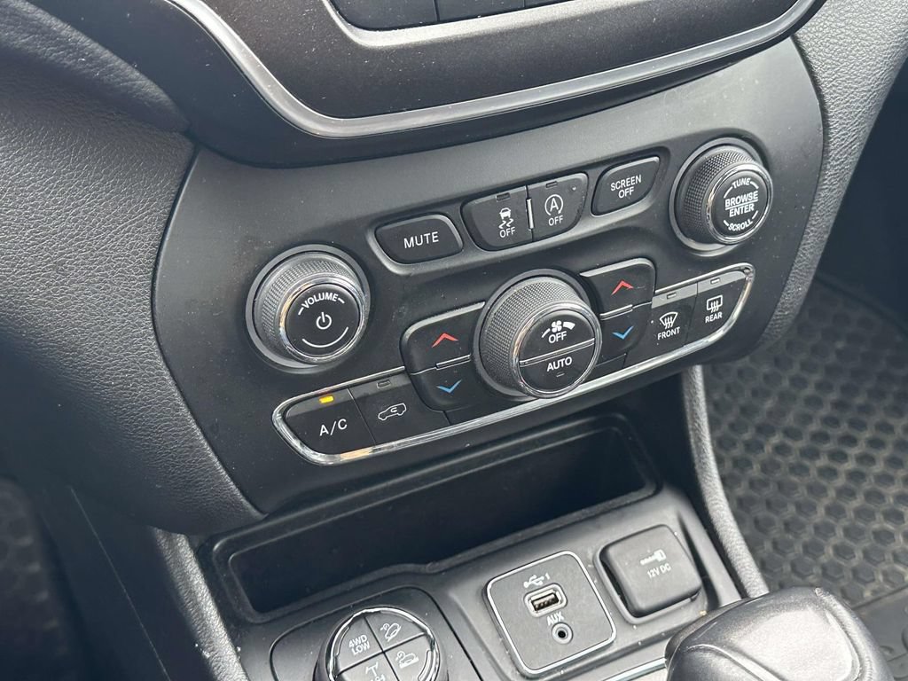 Used 2020 Jeep Cherokee Trailhawk w/ Cold Weather Group AWD/4WD image 27
