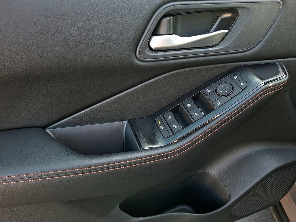 Used 2025 Nissan Rogue SV image 12