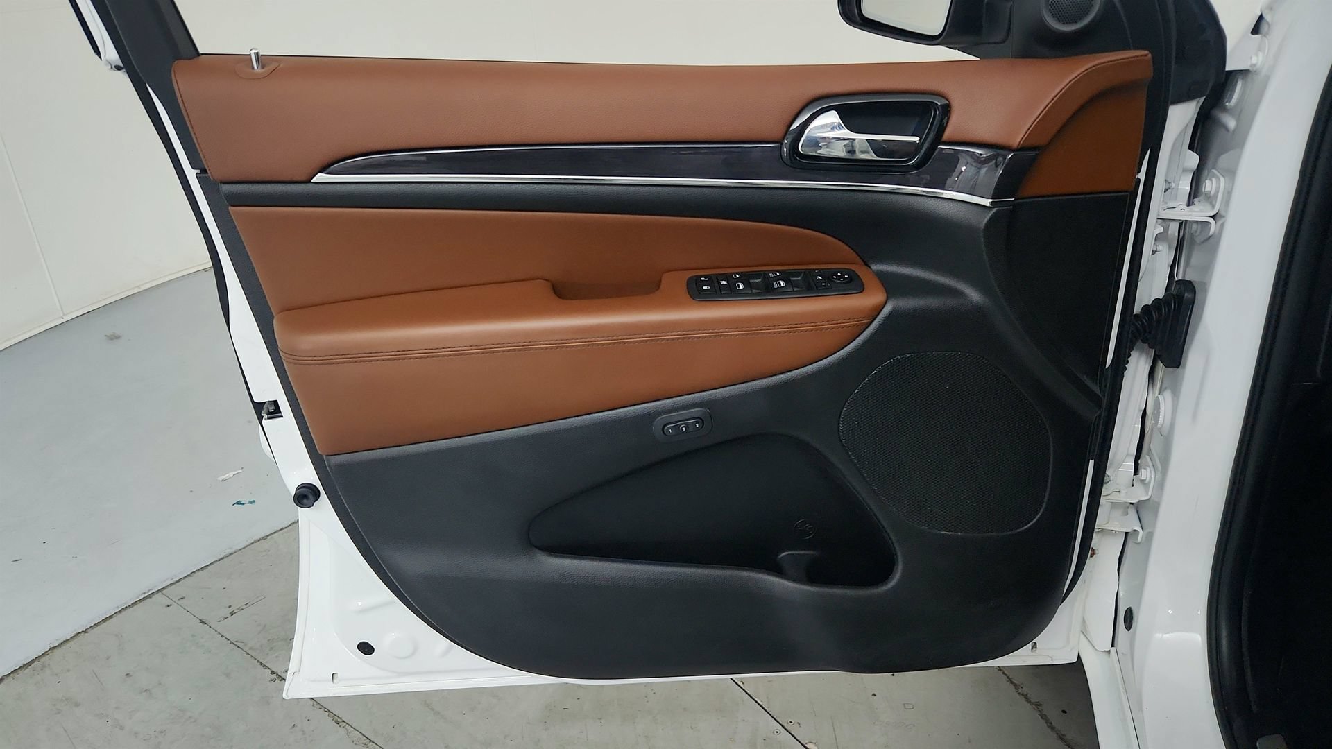 Used 2021 Jeep Grand Cherokee Overland AWD/4WD image 16