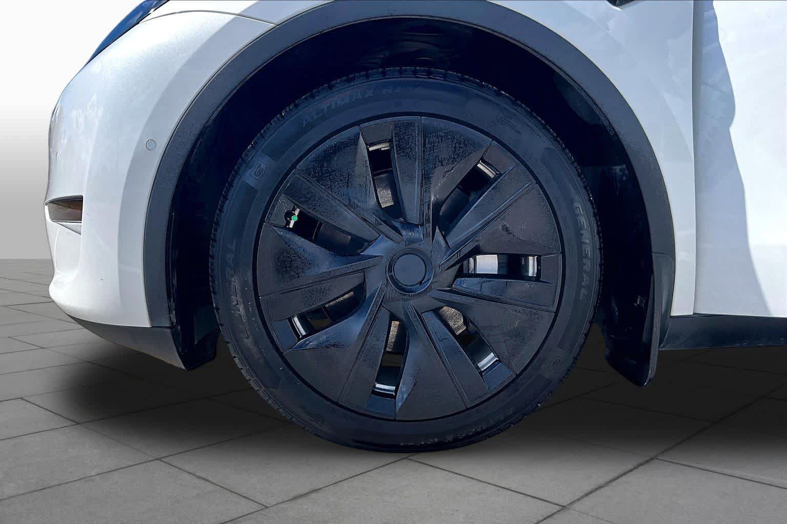 Used 2022 Tesla Model Y Long Range AWD/4WD image 11