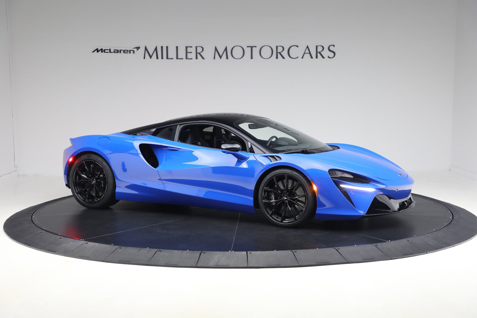 Used 2023 McLaren Artura image 10